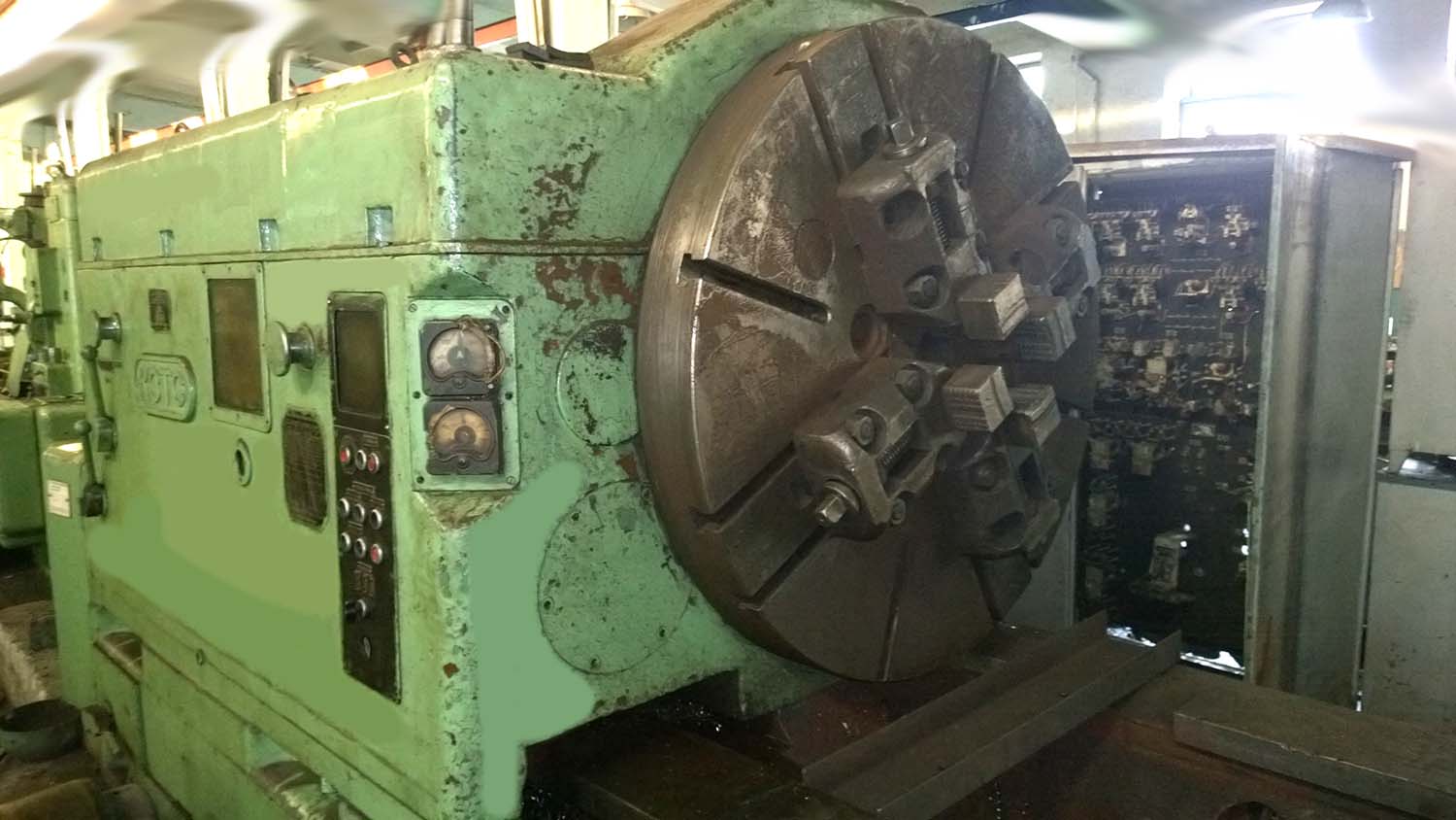 Загальний вигляд токарно-гвинторізного верстата 1А660 1А660 Загальний вигляд токарно-гвинторізного верстата